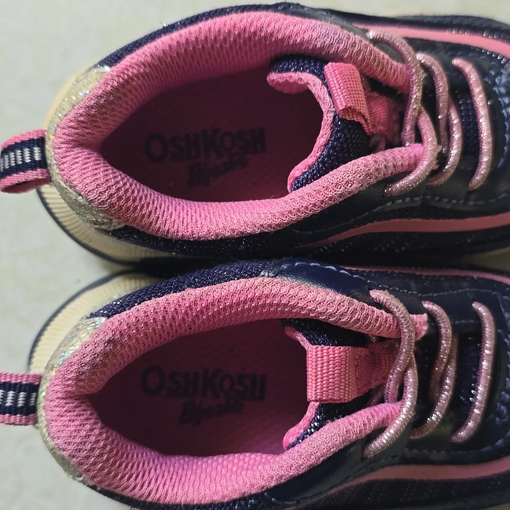 Oshkosh sneakers size 4‎